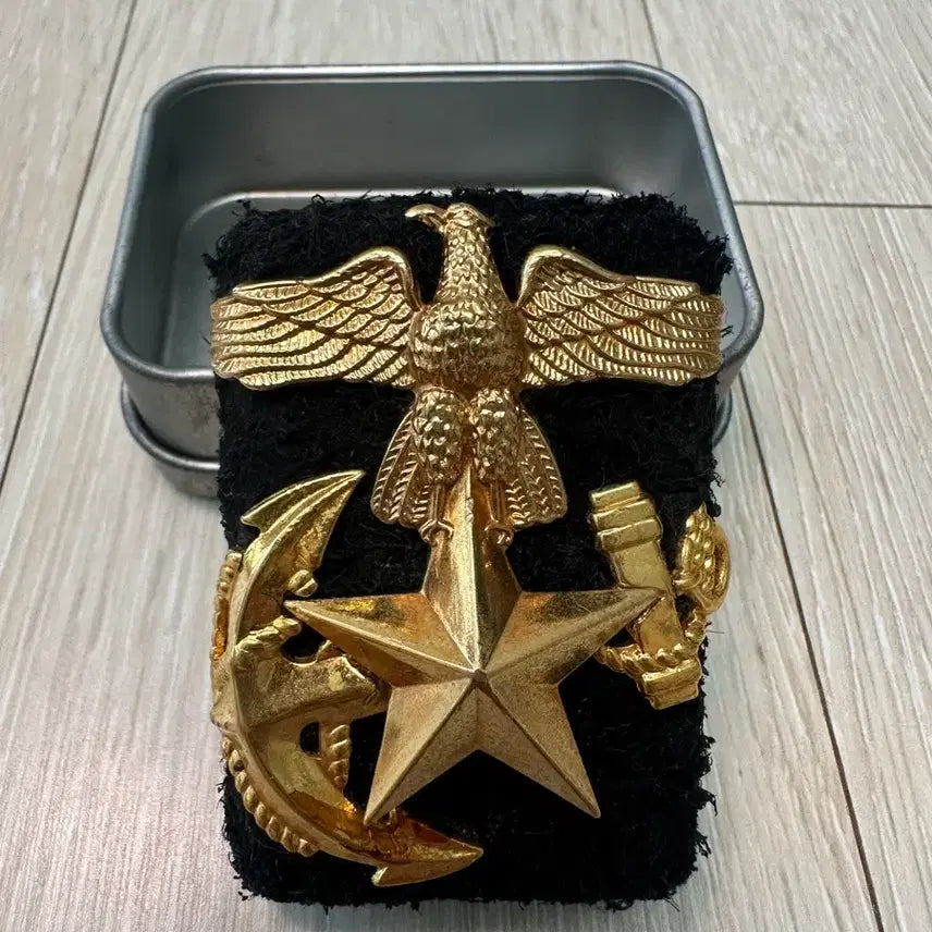 [BUNJANG] Handmade Marine Corps Zippo Lighter with Gold Eagle, Anchor, and Star Embellishments / 해병대 수제 지포라이터