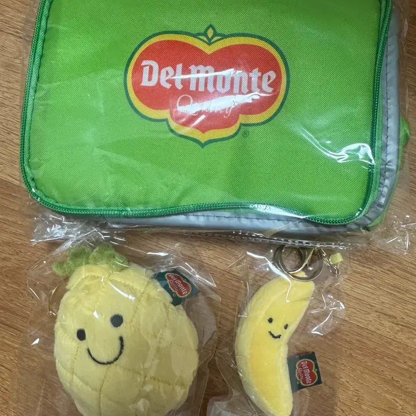 [BUNJANG] Del Monte Cooler Bag with 2 Fruit Keychains / (새상품) 델몬트 보냉백 / 키링 2개