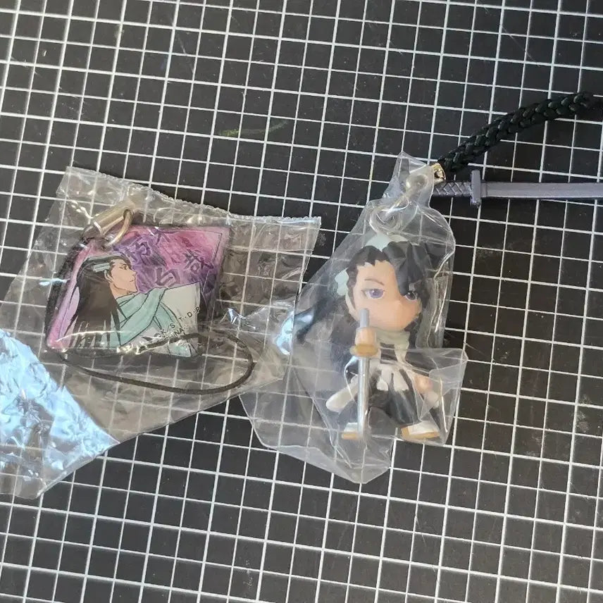 [BUNJANG] Bleach Byakuya Senbonzakura Figure Keychain &amp; Screen Cleaner Strap Set / [2종일괄/새상품] 블리치 뱌쿠야 참백도 키링 고전 피규어 액정클리너 스트랩