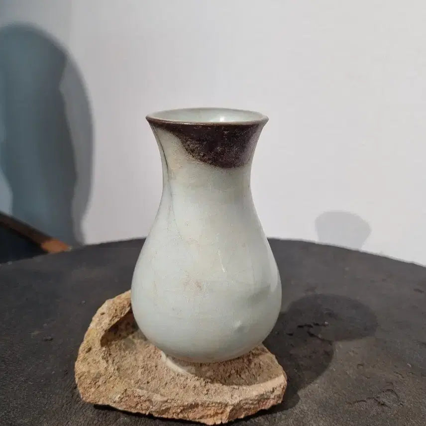 [BUNJANG] Celadon Porcelain Stand with Kiln Artifact / [[갤러리 전시용]] 가마에서 함게 나온 돌좌대.영원한 하나