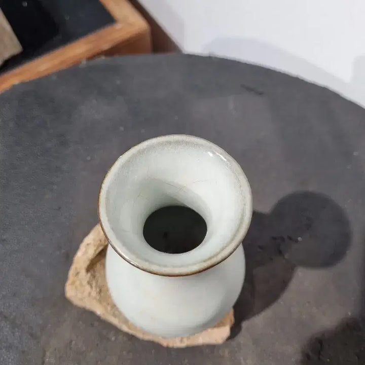 [BUNJANG] Celadon Porcelain Stand with Kiln Artifact / [[갤러리 전시용]] 가마에서 함게 나온 돌좌대.영원한 하나