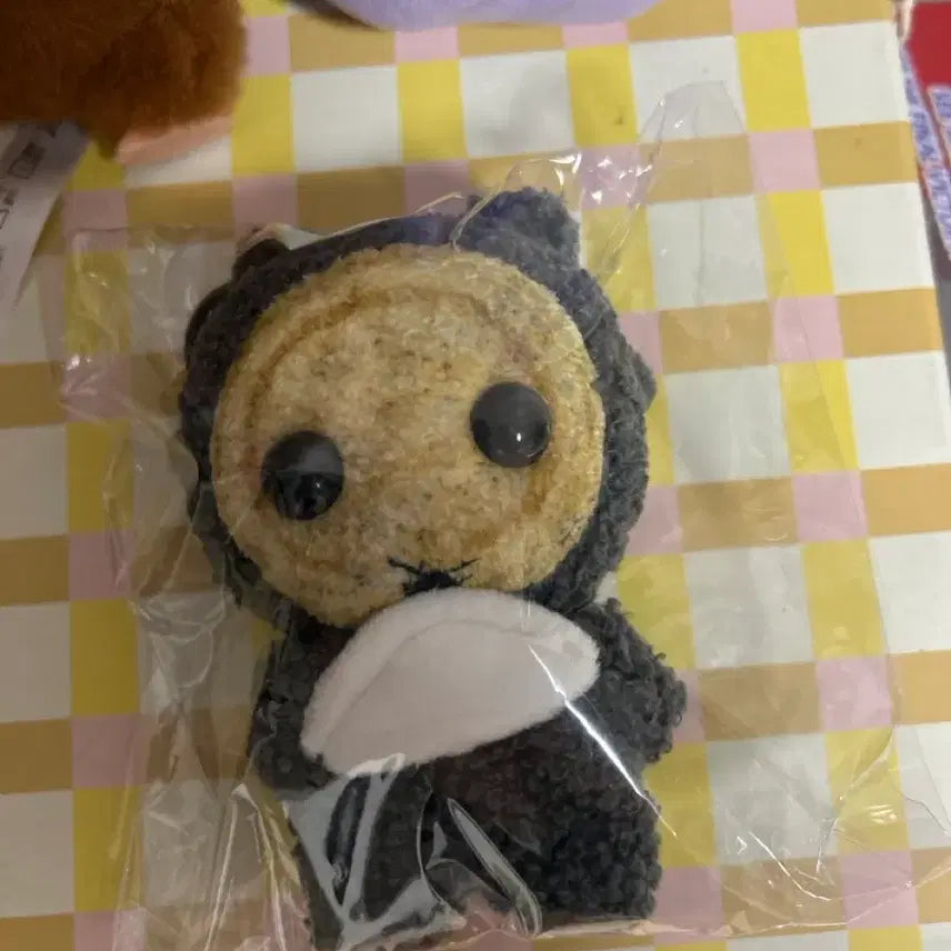 [BUNJANG] Kkeomeoksari 13cm Doll Keychain / 꺼먹살이 13cm인형 키링