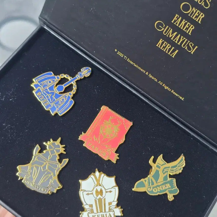 [BUNJANG] T1 2023 Worlds Championship Badge Set / T1의 2023 월즈 우승 기념 뱃지 세트