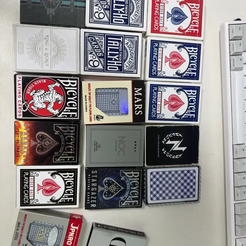[BUNJANG] Assorted Playing Cards - Various Designs / 마술카드 많음 이쁜거도 많음