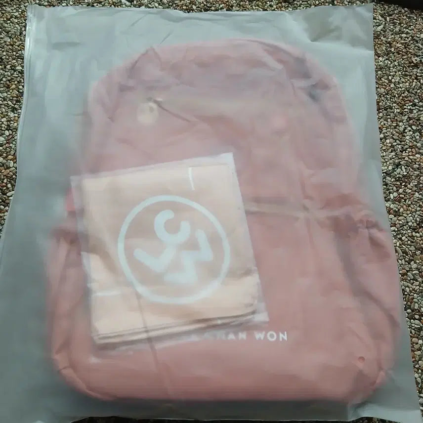 [BUNJANG] Lee Chan Won Pink Backpack and Pure Cotton Towel Set / 미사용 이찬원 굿즈(핑크색 백팩. 순수건)