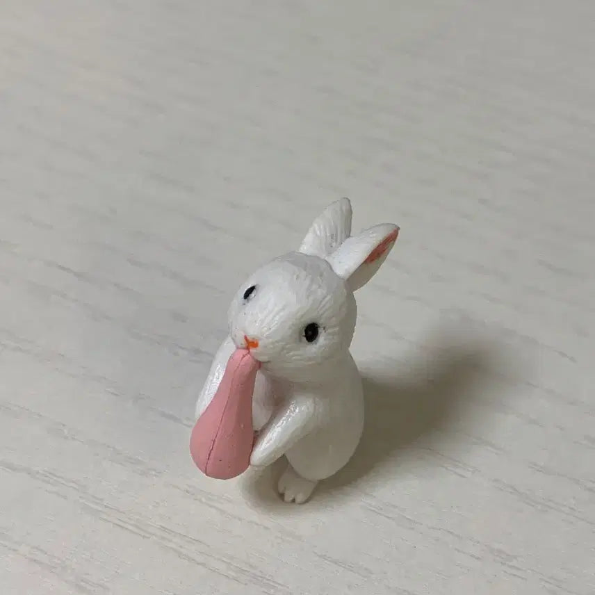 [BUNJANG] White Rabbit Figurine with Pink Accessory / 토끼 피규어 흰색