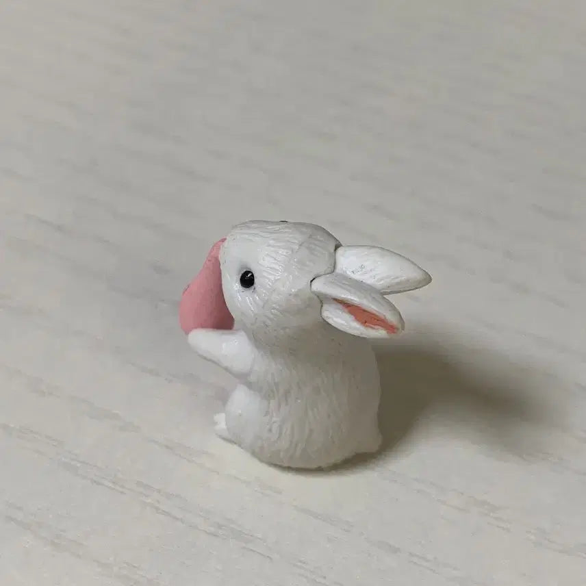[BUNJANG] White Rabbit Figurine with Pink Accessory / 토끼 피규어 흰색