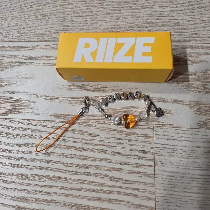 [BUNJANG] RIIZE Official Lightstick Lip Balm + Bead Charm Set / 라이즈 응원봉 립밤 + 비즈 키링