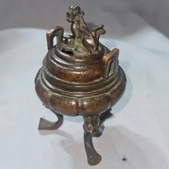 [BUNJANG] Small Three-Legged Incense Burner with Mythical Beast Finial and Pierced Lid, Red Bronze Hue / 적동계 서수문 투각 뚜껑 소형 삼족향로 높이 9.5cm