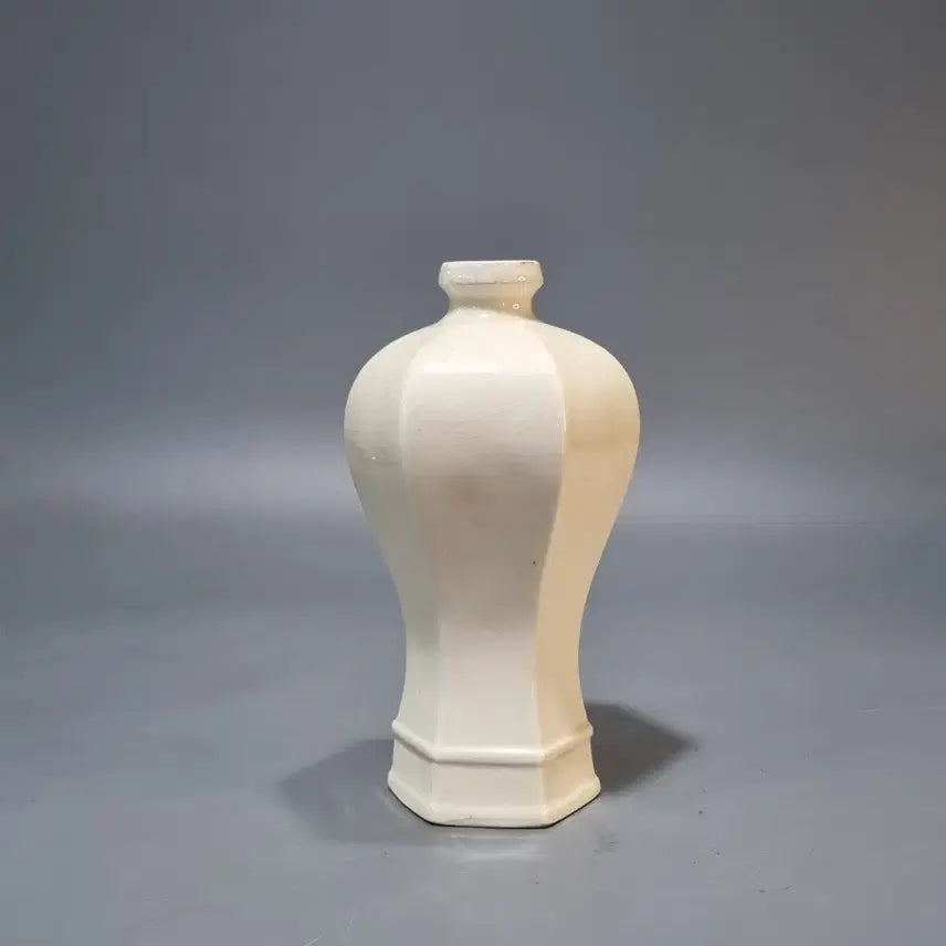 [BUNJANG] Ding Ware Celadon Porcelain Hexagonal Maebyeong Vase with Crackle Glaze / 정요백자 빙렬 육방 매병.