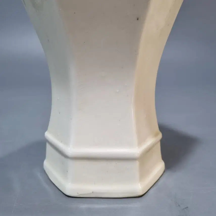 [BUNJANG] Ding Ware Celadon Porcelain Hexagonal Maebyeong Vase with Crackle Glaze / 정요백자 빙렬 육방 매병.
