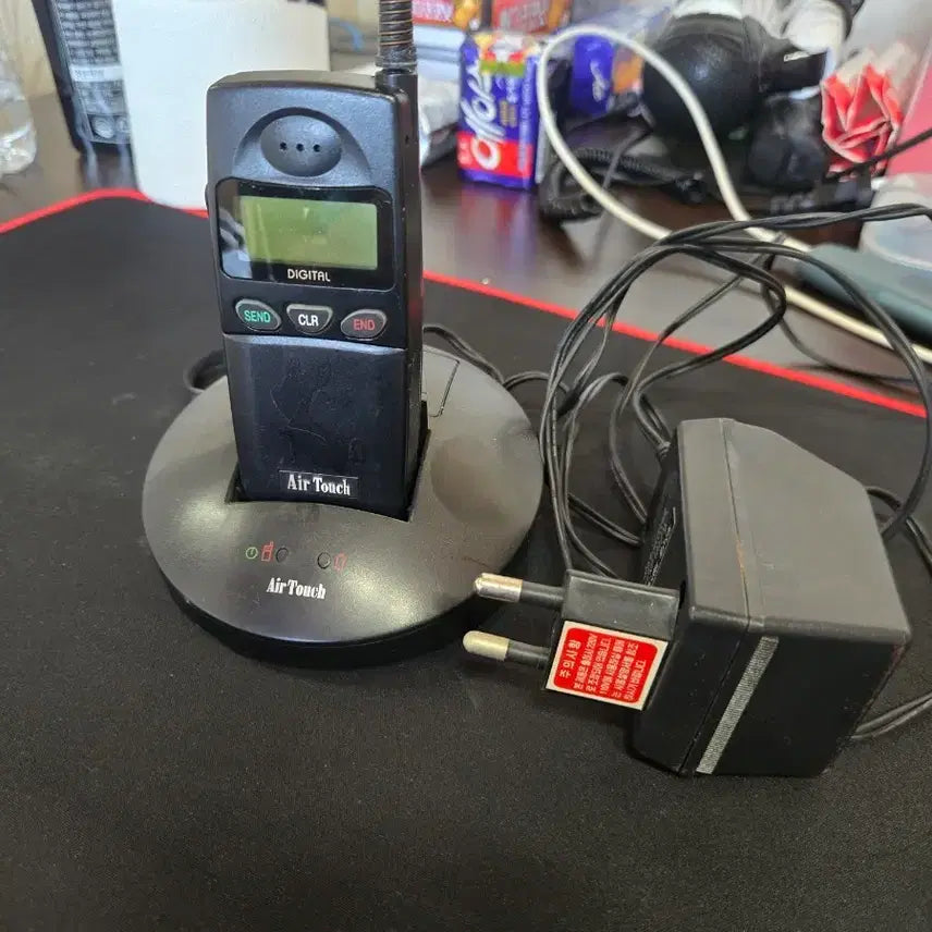 [BUNJANG] Vintage Folder Phone with Charger and Cradle / 옛날 휴대폰 충전기 포함