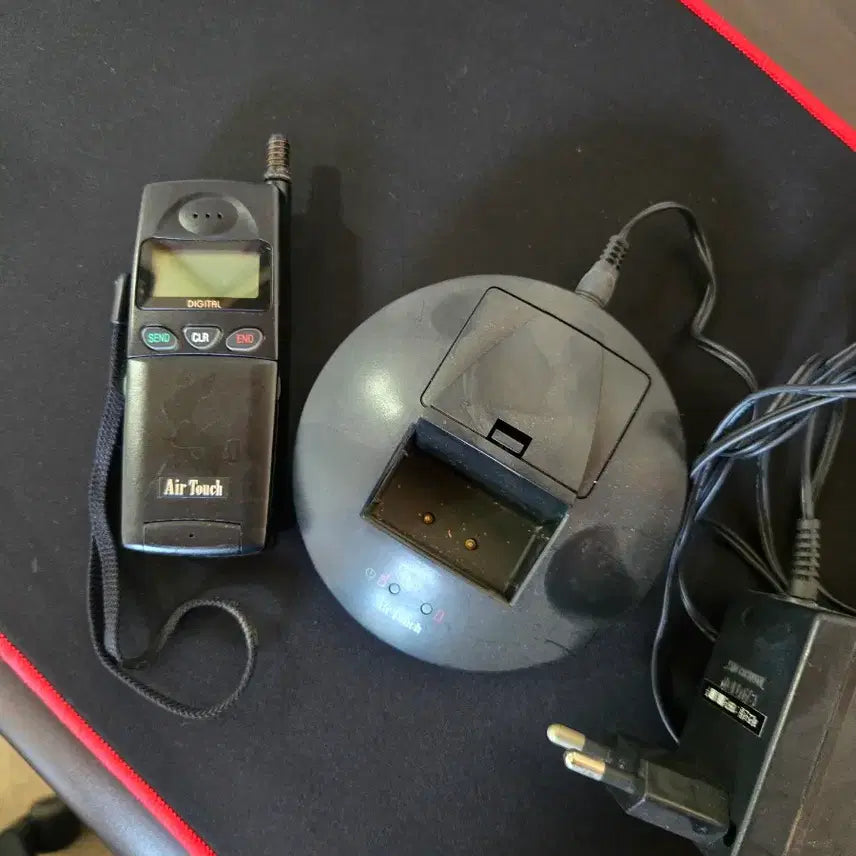 [BUNJANG] Vintage Folder Phone with Charger and Cradle / 옛날 휴대폰 충전기 포함
