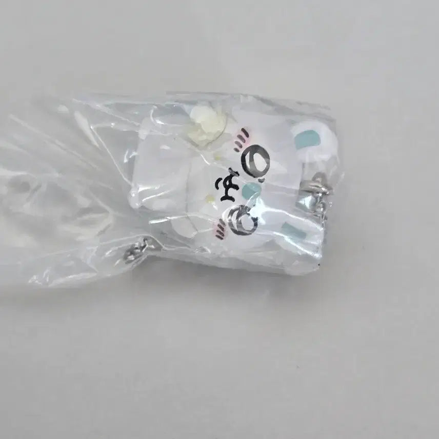 [BUNJANG] Chiikawa Tabemono Momonga Figure / 치이카와 타베모노 가챠 모몽가