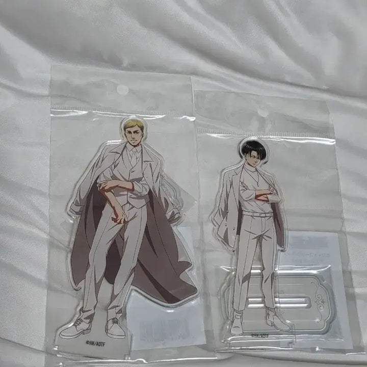 [BUNJANG] Attack on Titan Erwin &amp; Levi Formal Attire Acrylic Set (Sealed) / [미개봉]진격의 거인 엘빈 리바이 화이트 코데 시리즈 예복 아크릴 정품 일괄 에루리