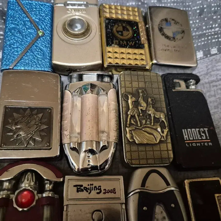 [BUNJANG] Assorted Lighter Bundle Set (12pcs) - Featuring BMW, NBA, Beijing Olympics, Honest, and more / 라이터 세트 12개일괄 (BMW, NBA, 베이징올림픽, Honest 등)