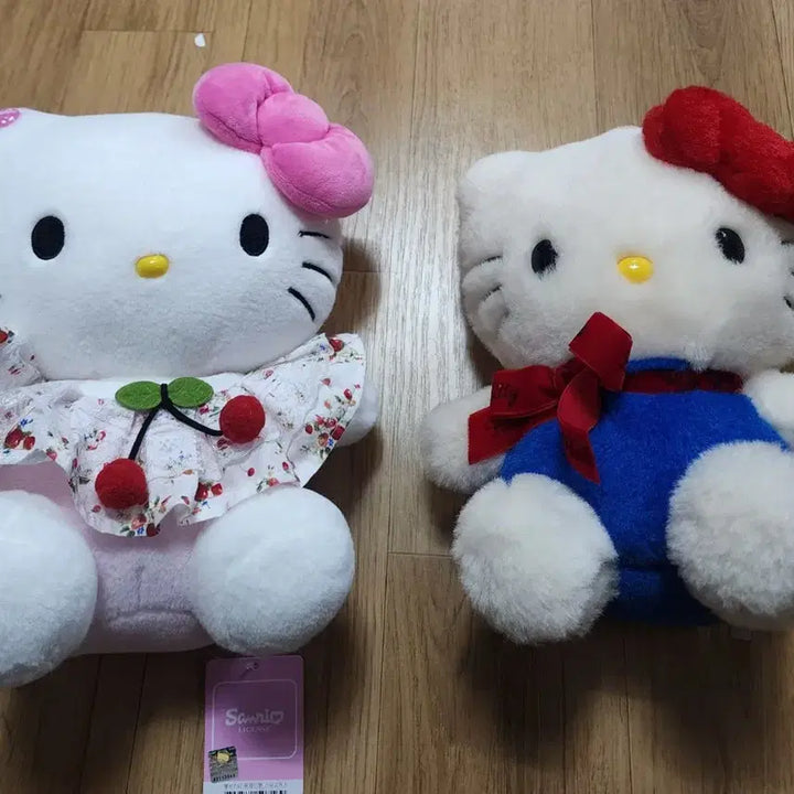[BUNJANG] Hello Kitty Medium Plush Set (2 Pieces) / 헬로키티 중형인형 2개 세트