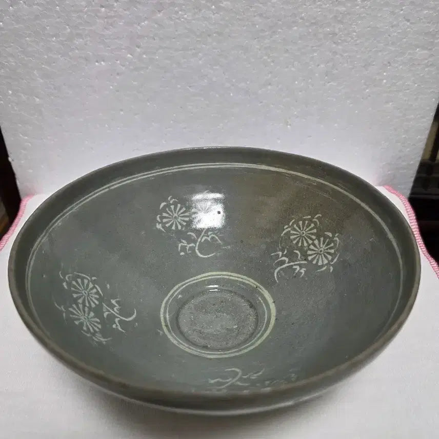 [BUNJANG] Buncheong Ware Inhwa Chrysanthemum Bowl / 분청자기 인화국화문 사발