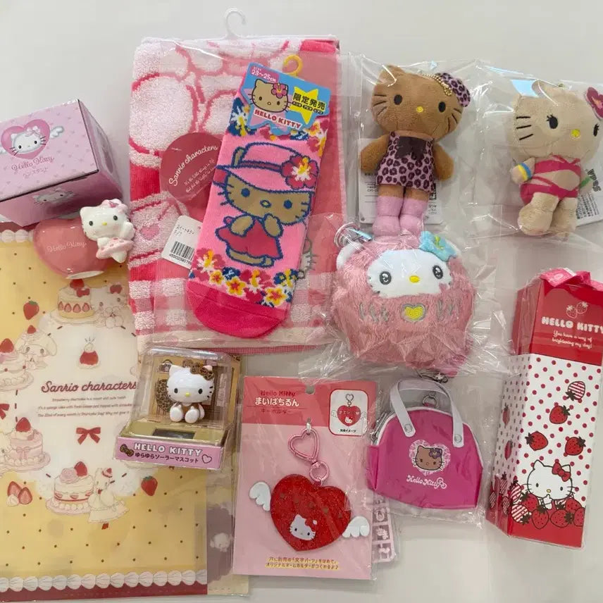 [BUNJANG] Sanrio Hello Kitty Open Box Set (Doll, Socks, Pouch, Keyring) / 산리오 헬로키티 오픈박스 (인형, 양말, 파우치 등)