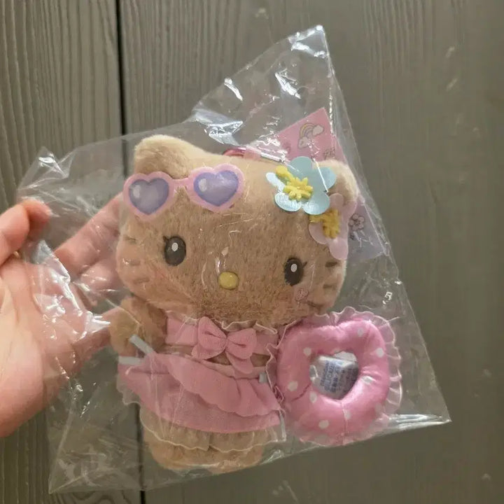 [BUNJANG] Hello Kitty Tanning Mascot Doll Keychain / 신상 정품 태닝 헬로키티 마스코트 인형 키링 태닝키티 mascot