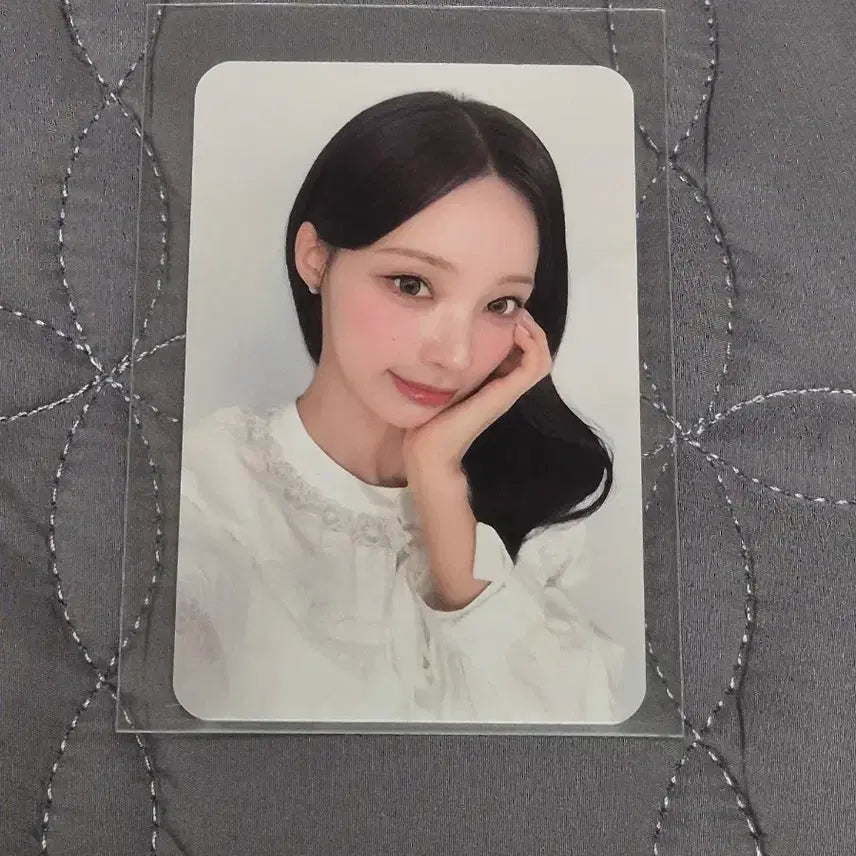 [BUNJANG] LeSserafim Huh Yunjin Photocard / 리센느 할리스 원이 포토카드 포카