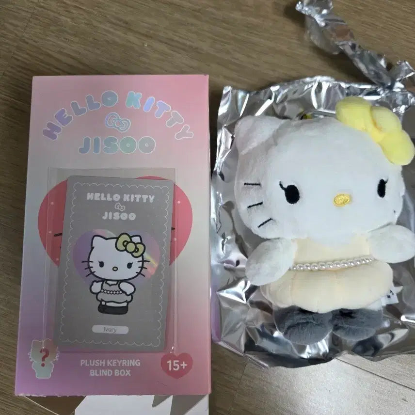 [BUNJANG] Hello Kitty x Jisoo Plush Keychain Ivory / 헬로키티 x 지수 플러시 키링 아이보리
