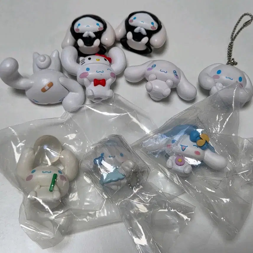 [BUNJANG] Sanrio Cinnamoroll Figure &amp; Keychain Bundle / 산리오 시나모롤 피규어