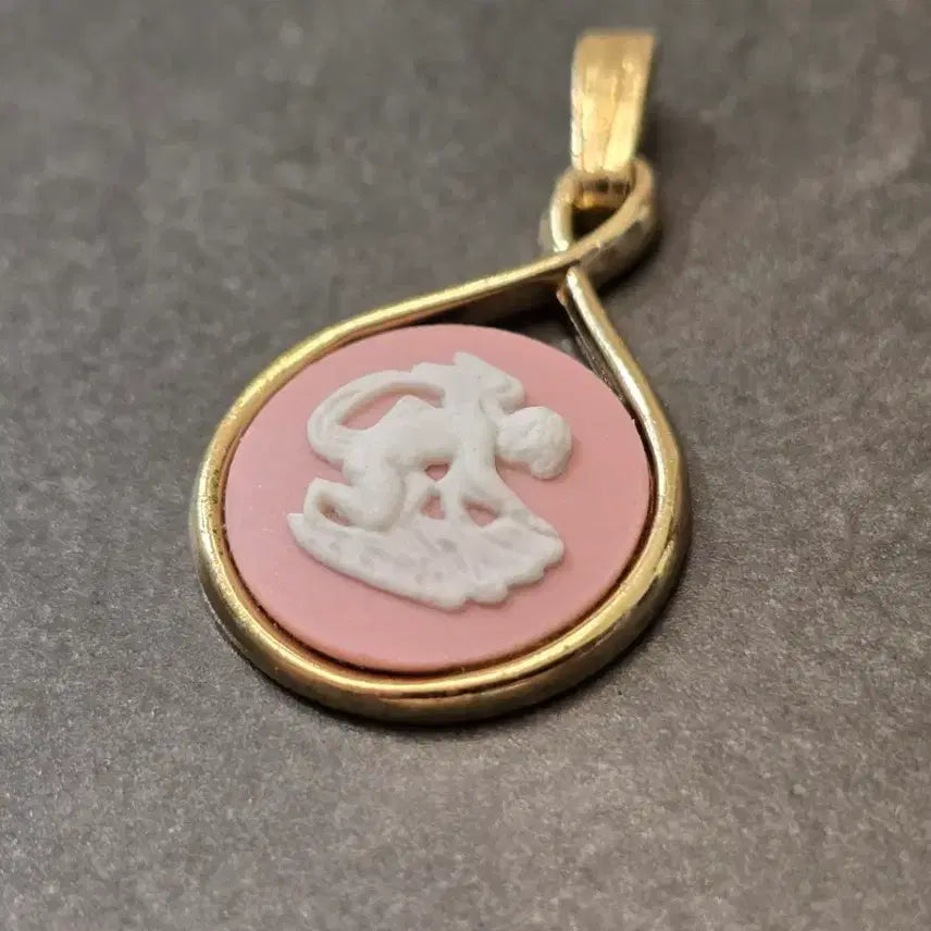 [BUNJANG] Wedgwood Jasperware Pink Cupid Pendant / 웨지우드 재스퍼웨어 핑크 큐피드 팬던트