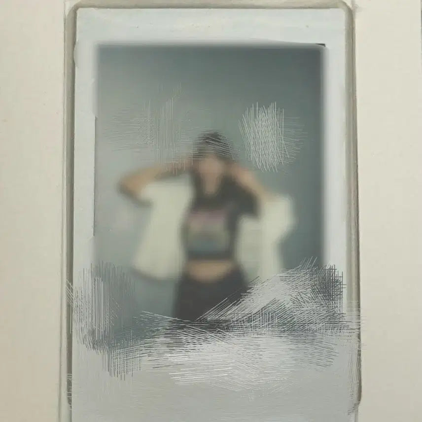 [BUNJANG] QWER Siyeon Signed "Crying" Polaroid / QWER 시연 눈물참기 싸폴 싸인 폴라로이드