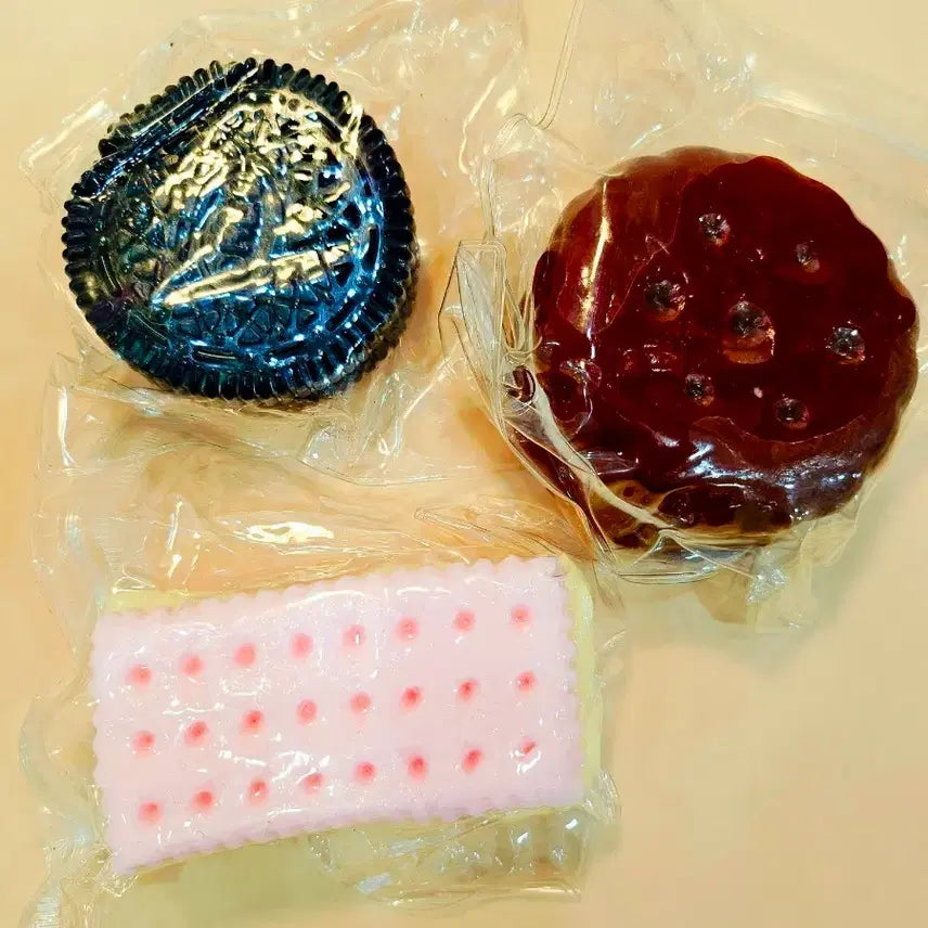[BUNJANG] 3-Piece "Mallingi" Soft Toy Set (Cookie &amp; Cake Shapes) / 무배) 말랑이3개 새제품 쿠키 케이크 말랑이