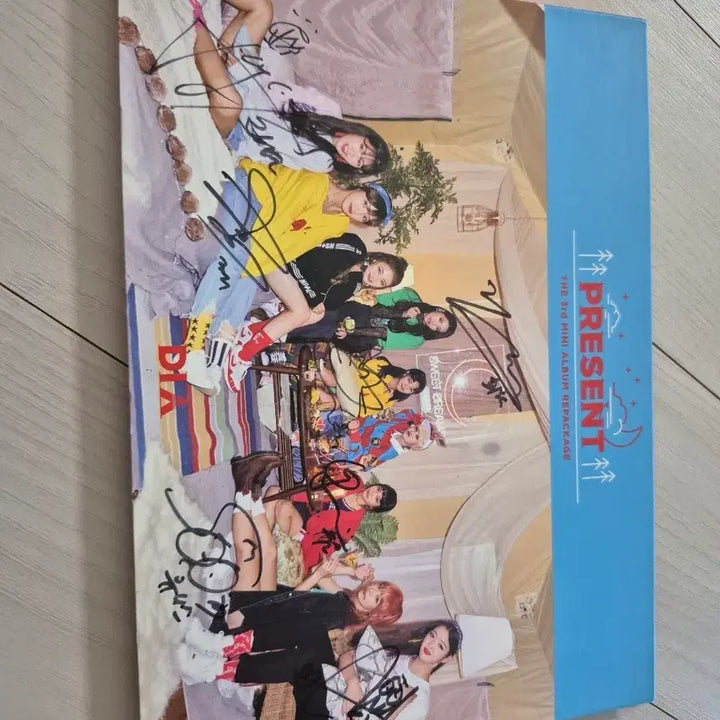 [BUNJANG] DIA 3rd Mini Album Repackage CD Signed / 친필사인 다이아 DIA PRESENT 3rd ALBUM REPACKAGE CD