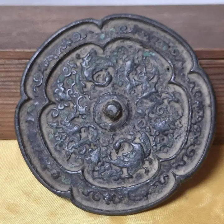 [BUNJANG] Antique Mirror with Delicate Patterns / 출도품 동경