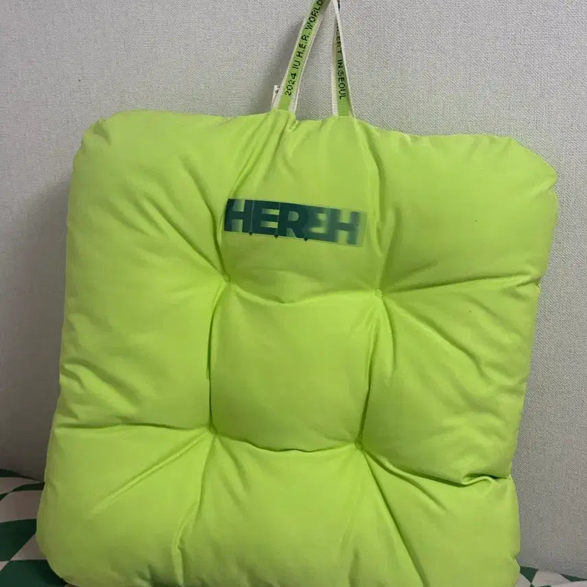 [BUNJANG] IU 2024 HEREH Concert Cushion / 아이유 헐콘 방석 2024 HEREH 콘서트
