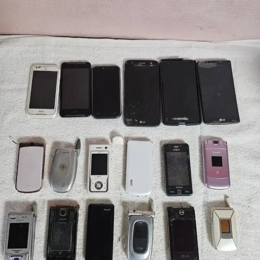 [BUNJANG] Various Vintage Mobile Phones Bundle for Collection/Display / 근대사 다양한 휴대폰 일괄 소장 디피용