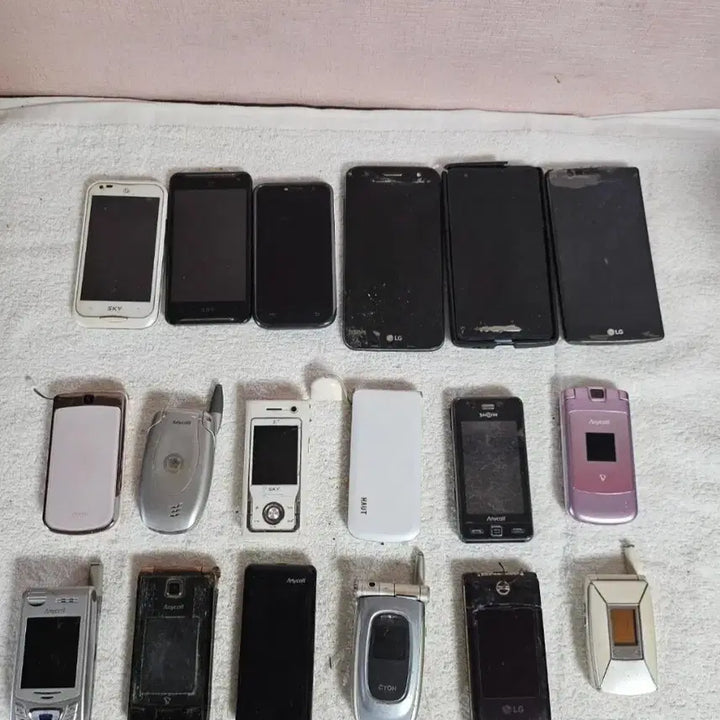 [BUNJANG] Various Vintage Mobile Phones Bundle for Collection/Display / 근대사 다양한 휴대폰 일괄 소장 디피용