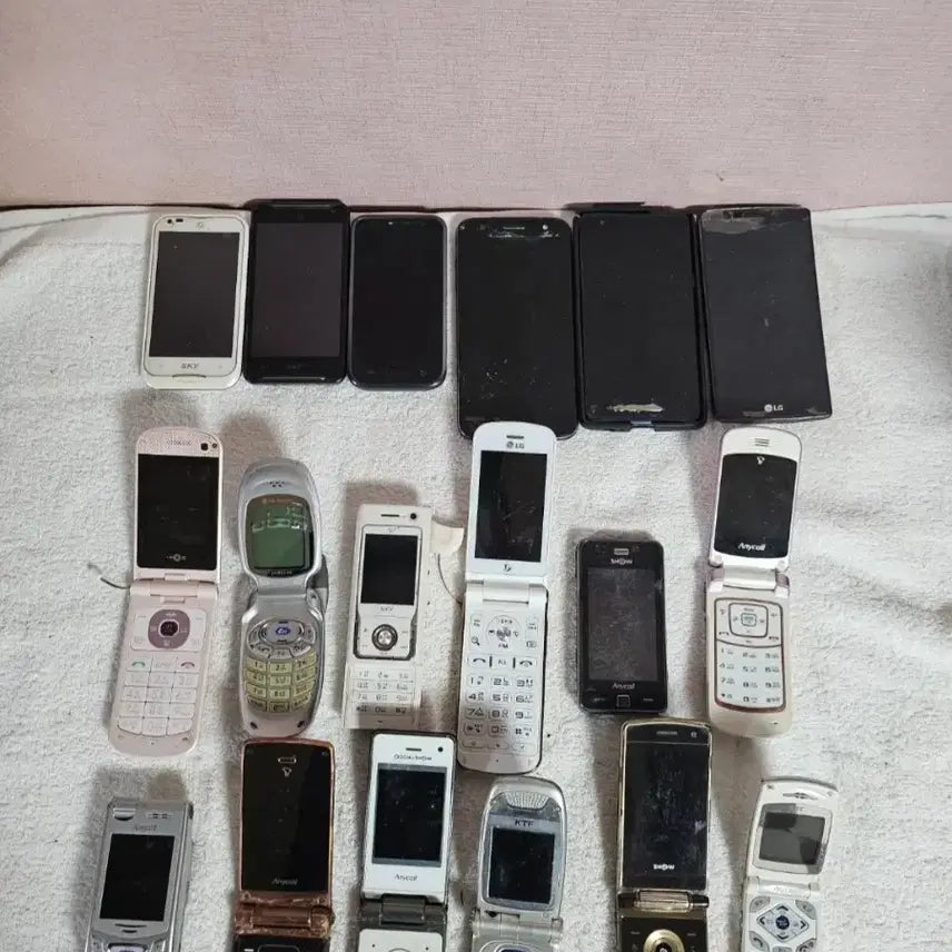 [BUNJANG] Various Vintage Mobile Phones Bundle for Collection/Display / 근대사 다양한 휴대폰 일괄 소장 디피용