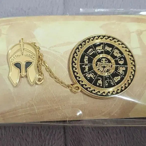 [BUNJANG] Iliad Play 2021 Helmet and Shield Badge / 연극 일리아드 2021 투구와 방패 뱃지 미개봉 상품