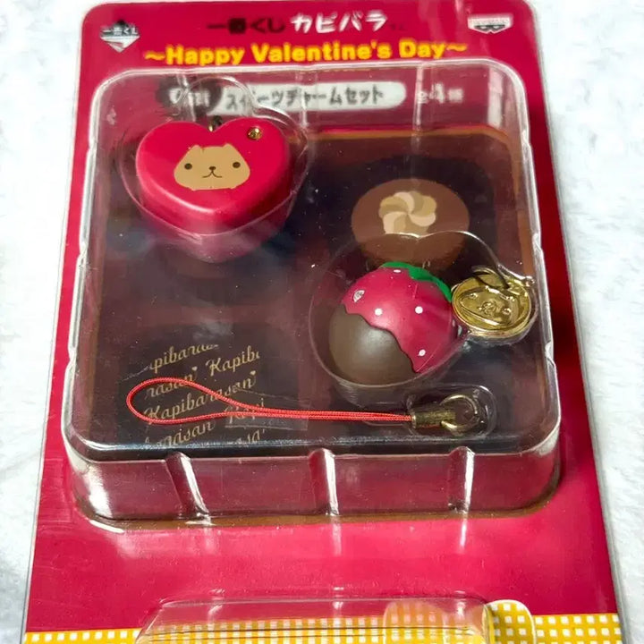 [BUNJANG] Capybara-san Classic Strawberry Strap Goods Figure Keychain (Sealed) / 카피바라상 고전 딸기 스트랩 박스 문구 피규어 키링 미개봉 인형 빈티지