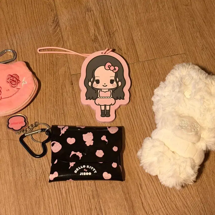 [BUNJANG] Hello Kitty x Jisoo Collaboration Keychain, Luggage Tag, and Wallet Set / 헬로키티 X 지수 키링 캐리어택 지갑