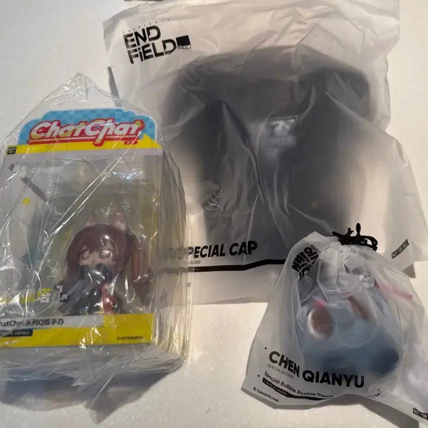 [BUNJANG] Arknights: Endfield Chat-Chat &amp; Gilberta Figure, Special Hat, and Bubble Pouch Set / 명일방주 엔드필드 챗챗 질베르타 피규어 + 엔드필드 스페셜 모자 + 버블 파우치 총 3종