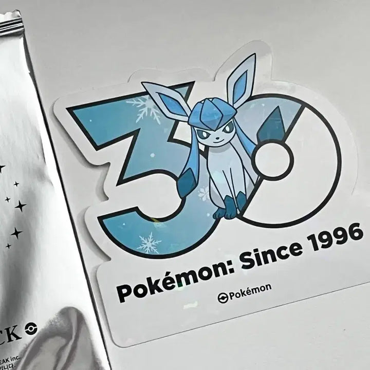[BUNJANG] Pokemon 30th Anniversary Logo Sticker Glaceon + 15 Random Stickers (16 Total) / 포켓몬) 30주년 기념 로고 스티커 글레이시아 + 랜덤 15장
