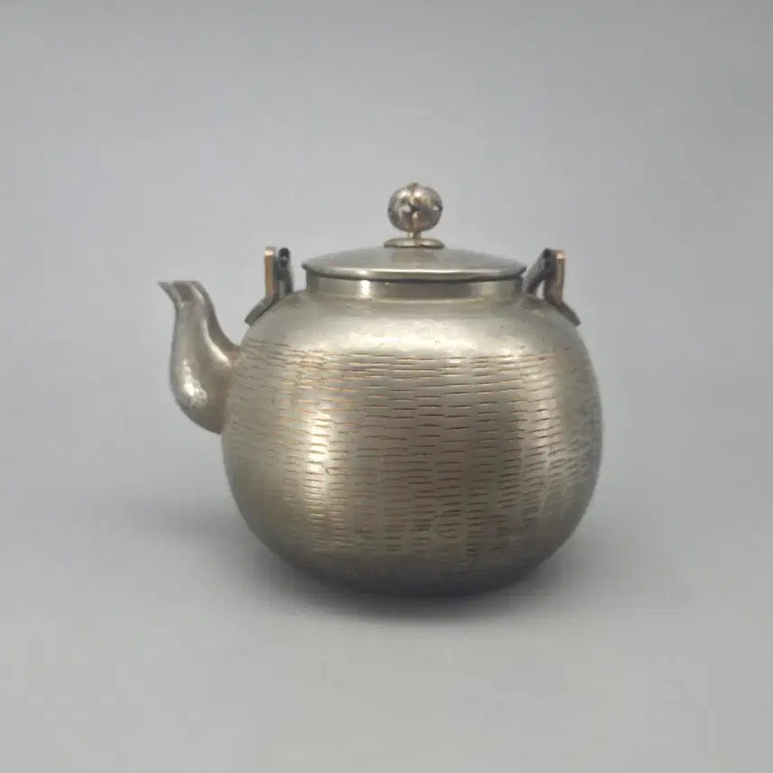 [BUNJANG] 100-Year-Old Ibushi-ginkgo Teapot with Decorative Lines / 곹동품 다도구 100년전후 이부시깅 선문 주자 탕관