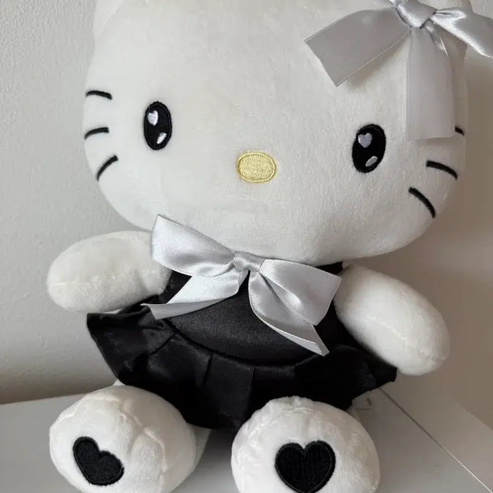 [BUNJANG] Hello Kitty Doll Black Dress / 키티 인형 블랙 드레스 인형