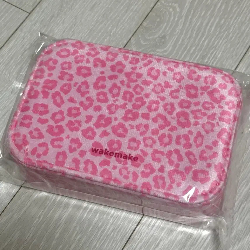 [BUNJANG] WAKEMAKE Pink Leopard Accessory Organizer with Doll Keychain / 웨이크메이크 핑크 레오파드 악세사리 보관함 + 인형키링
