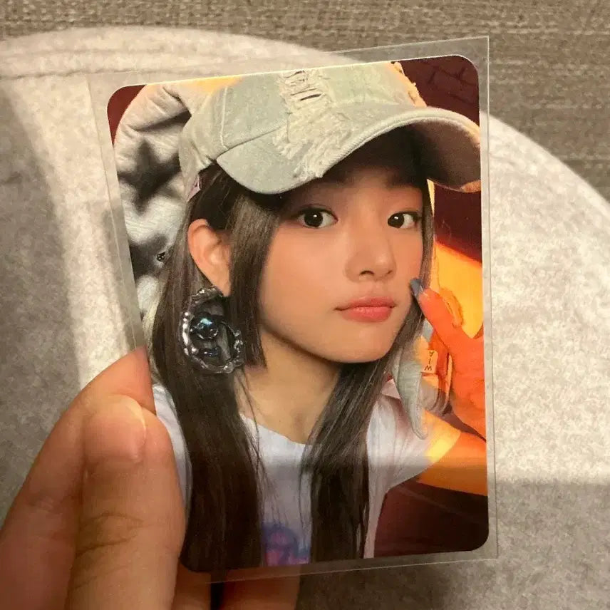 [BUNJANG] NewJeans Minji Photocard Rabbit Hat Version / 당일배송 마지막 가격 급처ㅜ.ㅜ) 뉴진스 포카 민지 김민지 토끼 모자 민지