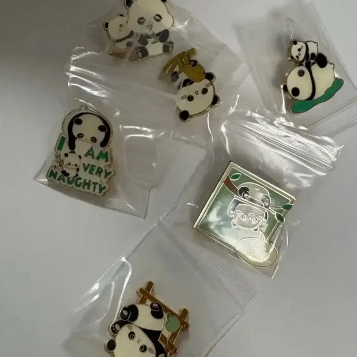 [BUNJANG] Fu Bao Mom &amp; Baby Random Discontinued Badge / 푸바오 맘앤베이비 랜덤 단종 뱃지