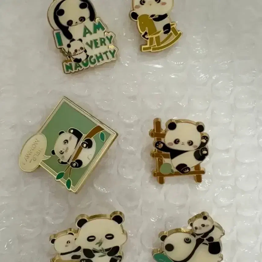 [BUNJANG] Fu Bao Mom &amp; Baby Random Discontinued Badge / 푸바오 맘앤베이비 랜덤 단종 뱃지