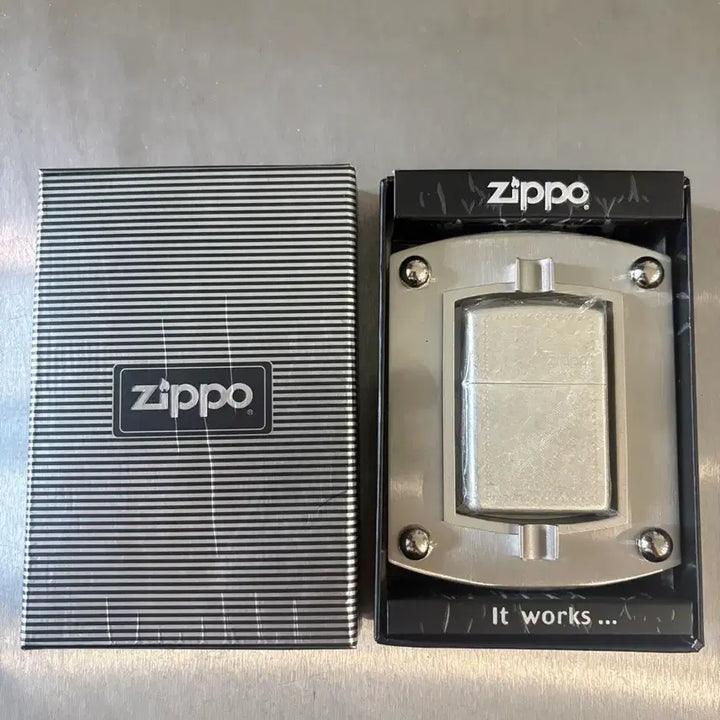 [BUNJANG] Vintage Zippo Lighter 2000 Full Set with Rare Stand / 2000년 빈티지 지포라이터 (희귀 거치대 풀세트/부싯돌 교체완료)
