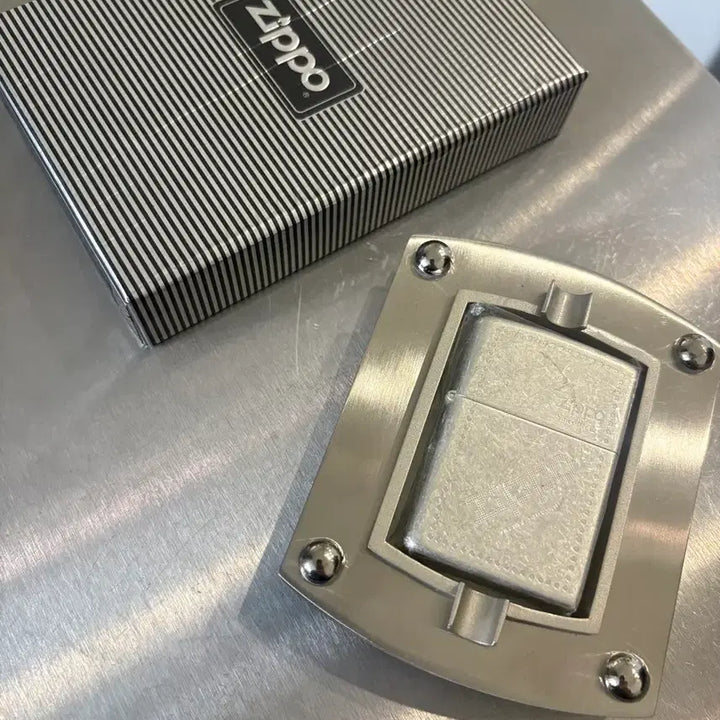 [BUNJANG] Vintage Zippo Lighter 2000 Full Set with Rare Stand / 2000년 빈티지 지포라이터 (희귀 거치대 풀세트/부싯돌 교체완료)