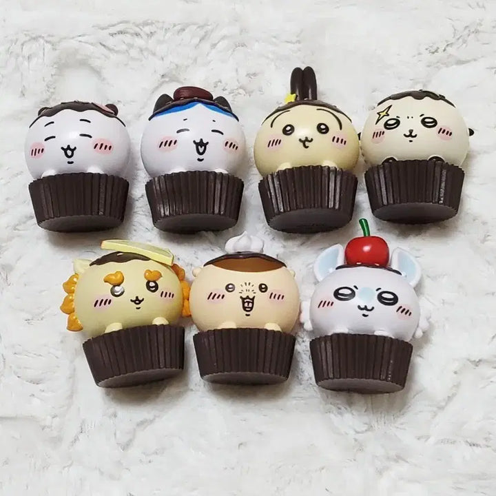 [BUNJANG] Chiikawa Cupcake Figure Desktop Bundle Set 7 Types (Usagi, Momonga, Rakko, Hachware) / 치이카와 컵케이크 피규어 데스크탑 일괄 7종 우사기 모몽가 랏코 하치와레